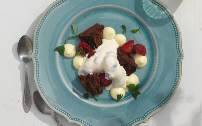 Malagaeis, Schokoladenschwamm, Zitronenmus, Minze, Himbeeren, Löffel