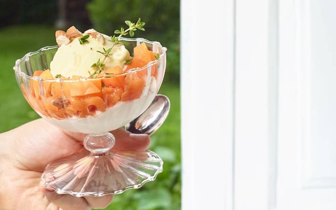 Thymianzweig, Vanilleeis, Marillen, Crème fraîche, Nachspeise, Granité, Servus Rezept