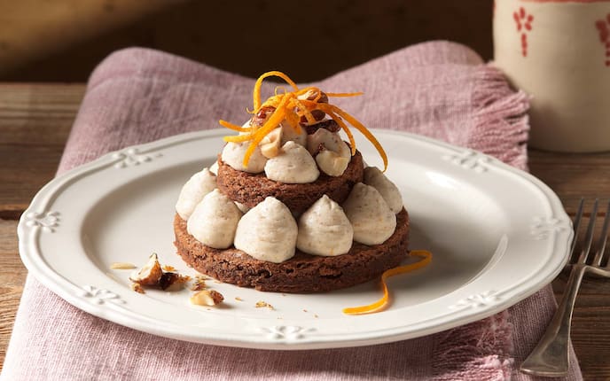 Maronitörtchen mit Haselnüssen, Orangen, Gabel, Teller, Tasse, Holztisch, Maronicreme