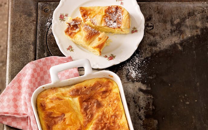 Millirahmstrudel mit Kanarimilch, Staubzucker, Küchentuch, Tischherd