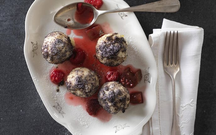 Knödel, Mohn-Topfenknödel, Himbeeren, Rhabarber, Kompott, Nachspeise, Servus Rezept
