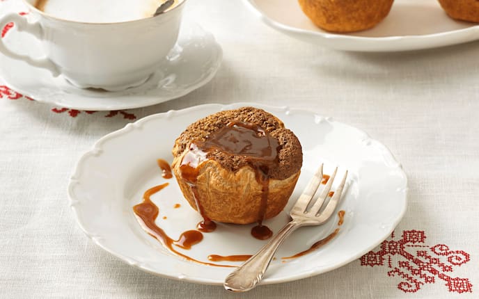 Mohntörtchen mit Salzkaramell, Gedeck, Tischdecke, Gabel, Kaffee, Zimt, Mandeln