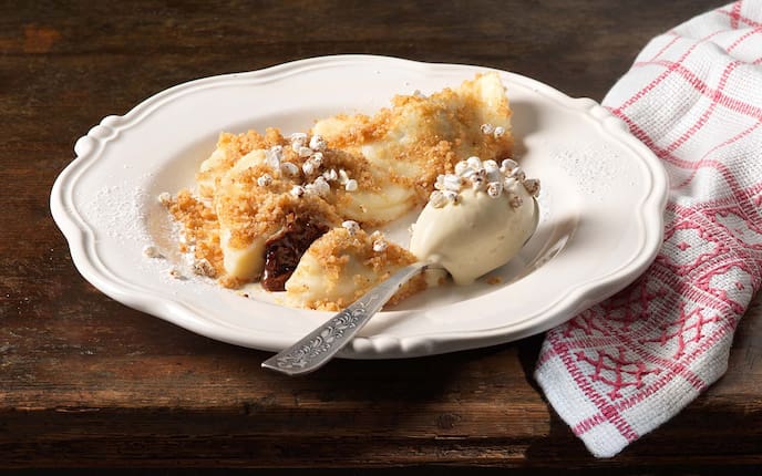 Nougattascherl mit Getreideeis, Küchentuch, Löffel, Tisch, Holztisch, Buchweizen, Staubzucker, Teller