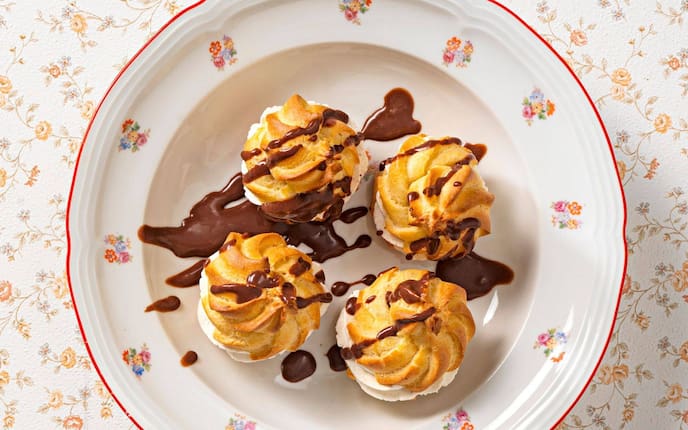 Brandteigkrapferl, Omas Kochbuch, Schokosauce, Füllung, Teller