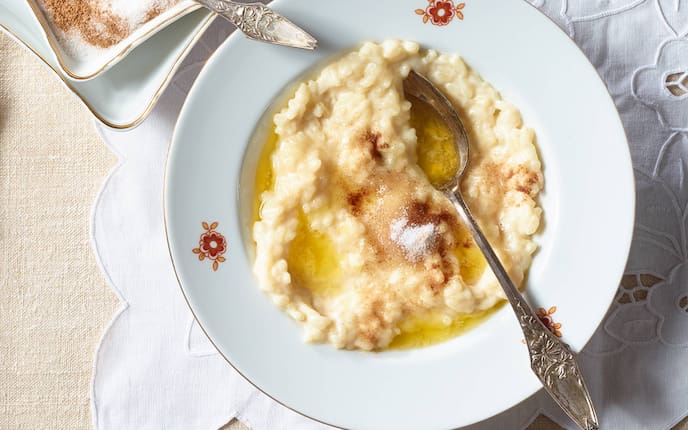 Löffel, Zucker, Zimt, Schüssel, Teller, Reis, Milchreis