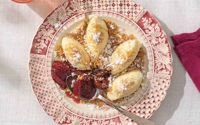 Topfennockerl, Zwetschkenröster, Teller, Brösel, Staubzucker