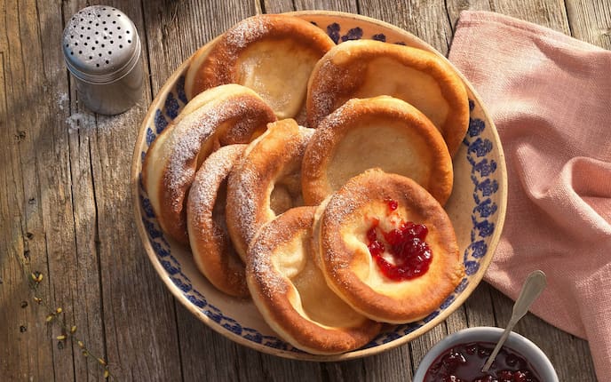 Woazene Nudeln, Bauernkrapfen, Preiselbeermarmelade, Staubzucker, Zuckerstreuer, Löffel, Osterei