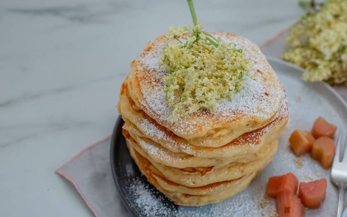Palatschinken, Pfannkuchen, Holunderblueten, Staubzucker, Nachspeise, Süßspeise, Servus Rezept