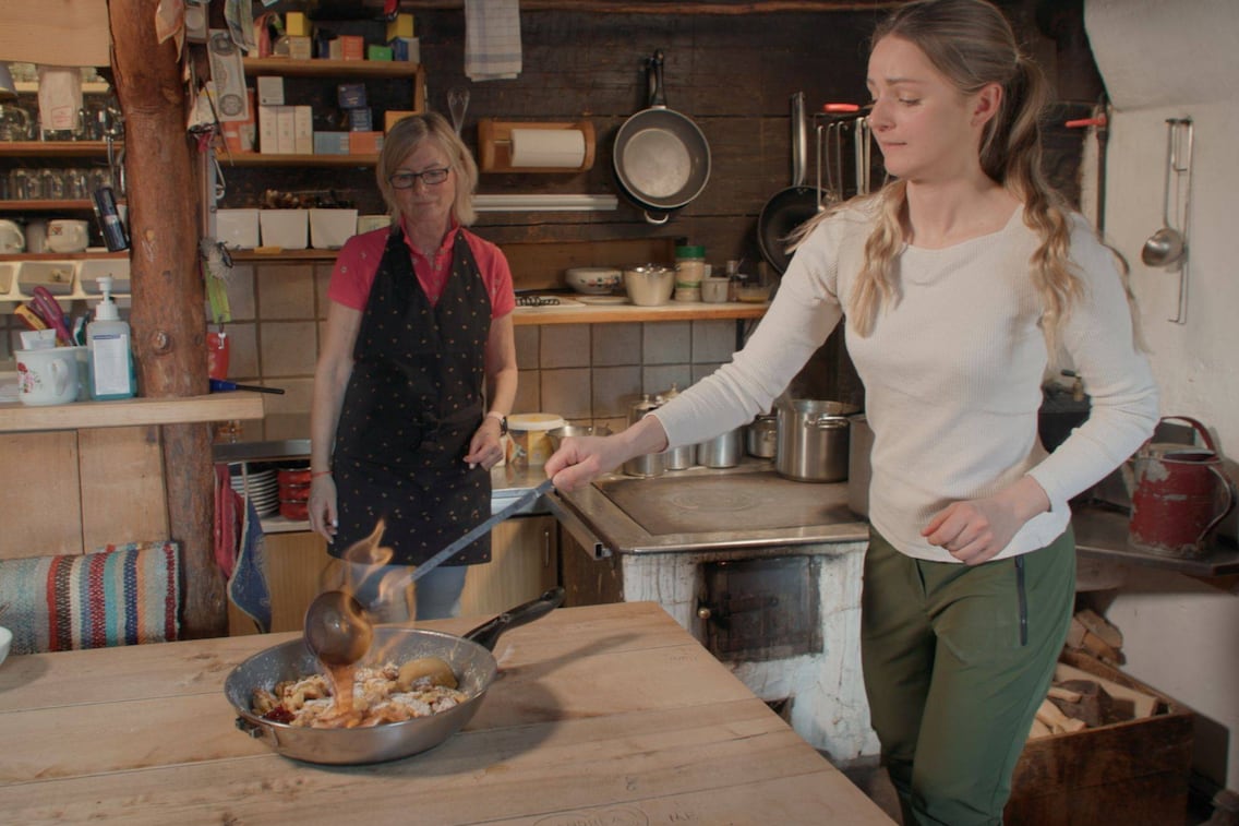 Paula Bründl auf der Halseralm in der Küche und flambiert den Kaiserschmarrn in der Pfanne