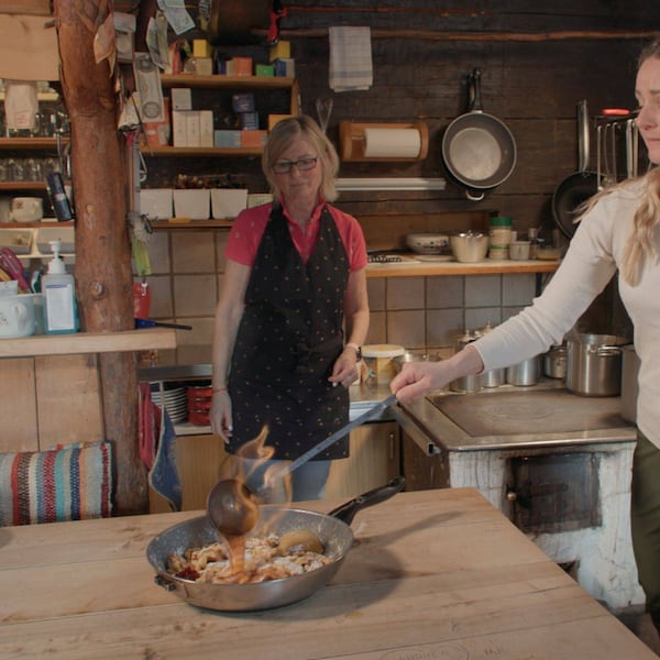 Paula Bründl auf der Halseralm in der Küche und flambiert den Kaiserschmarrn in der Pfanne