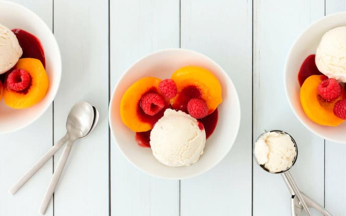 Pfirsich, Himbeeren, Vanilleeis, Himbeerpüree, Nachspeise, Eis, Servus Rezept
