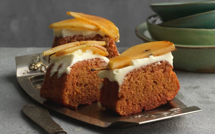 Rote Rüben, Kuchen, weiße Schokolade, Birnen, Messer