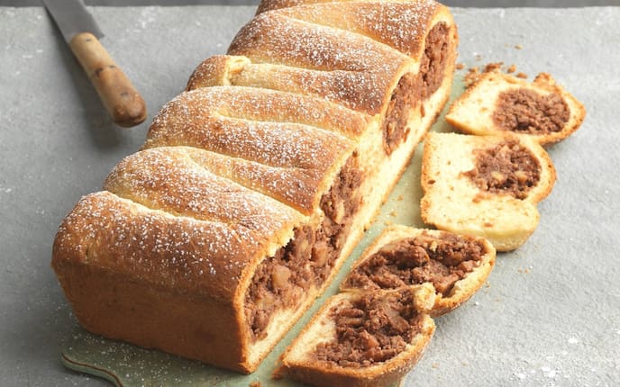 Schoko-Briochekuchen, Schokolade, Haselnussfülle, Haselnüsse, Äpfel