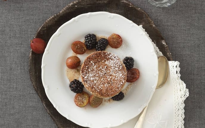 Schokokuchen, Beeren, Brombeeren, Stachelbeeren, Löffel
