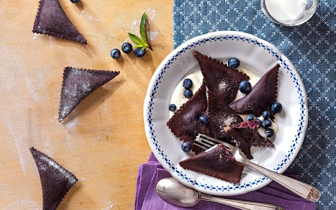 Schokonudeln, Nachspeise, Heidelbeeren, Schlagobers, Glas Milch, Servus Rezept