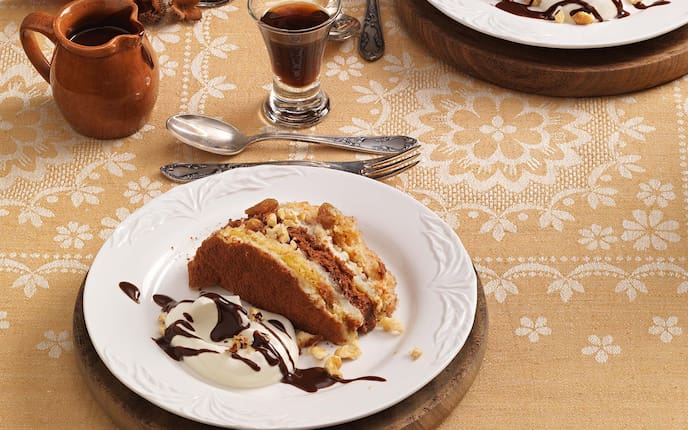 Somloer Nockerl, Schokoladensauce, Walnüsse, Schlagobers, Gedeck, Tischtuch, Biskuit