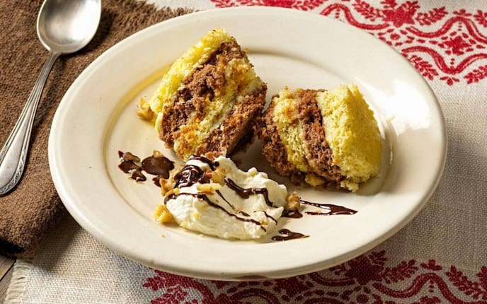 Samloer Nockerl, Schokoladensauce, Eis, Löffel