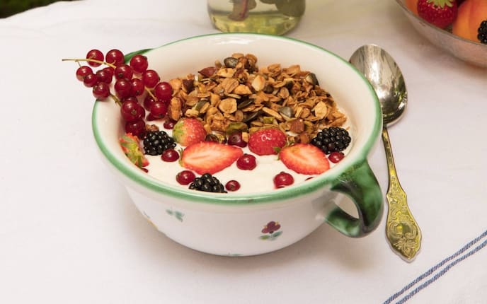 Sommerobst mit Topfencreme und Knuspermüsli, Ribisel, Keramik, Tischdecke, Erdbeeren, Brombeeren, Löffel