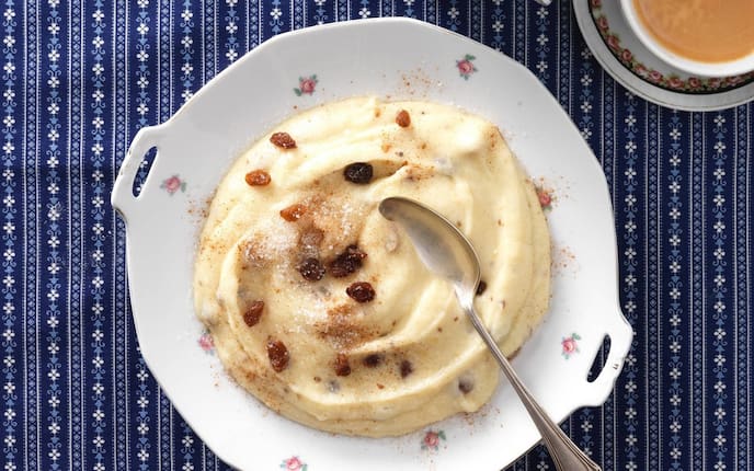Rahmkoch, Rosinen, Teller, Löffel, Kaffee
