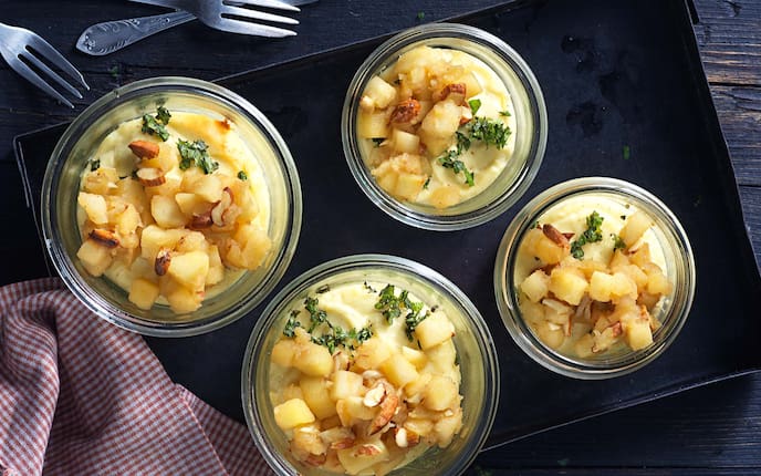 Topfenkuchen mit Bratapfel, Küchentuch, Nüsse, Apfelstücke