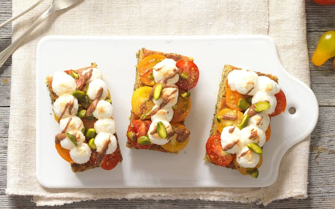 Tomaten, Pistazien, Nougat, Eischnee, Kuchen, Schneidebrett