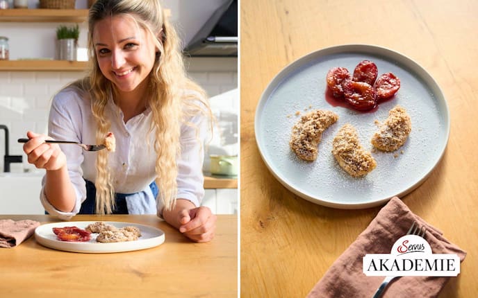 Paula Bründl verkostet in einer Küche über die Anrichte gebeugt ihre süßen Erdäpfeltascherl, sie hat schon ein Stück auf einer Gabel und lächelt damit in die Kamera. Daneben sind drei Erdäpfeltascherl mit Brösel, Staubzucker und Zwetschkenröster auf einem flachen Teller angerichtet.