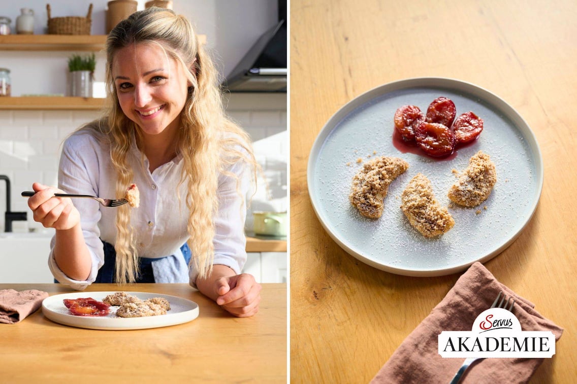 Paula Bründl verkostet in einer Küche über die Anrichte gebeugt ihre süßen Erdäpfeltascherl, sie hat schon ein Stück auf einer Gabel und lächelt damit in die Kamera. Daneben sind drei Erdäpfeltascherl mit Brösel, Staubzucker und Zwetschkenröster auf einem flachen Teller angerichtet.