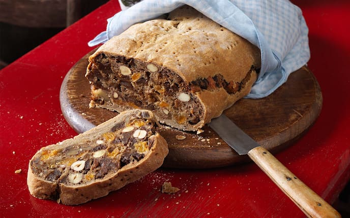 Vorarlberger Birazelta, Küchentuch, Trockenfrüchte, Tassen, Holzbrett, Messer, Servus Rezept