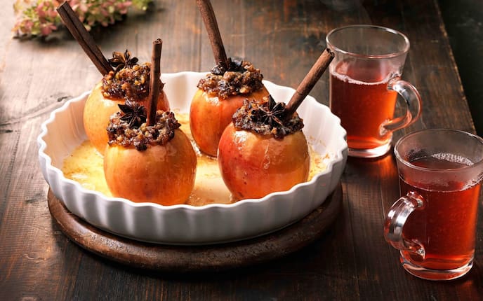 Bratapfel, Zimtstangen, Anisstern, Tee, Holztisch, Nüsse