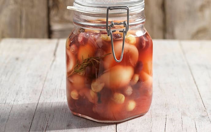 Weingartenpfirsiche, Kompott, Pfirsiche, Einmachglas, Rosmarin, Holztisch