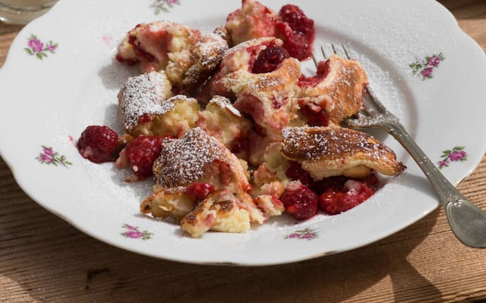 Griessschmarrn, Schmarren, Himbeerkompott, Himbeeren, Staubzucker, Teller, Gabel, Holztisch