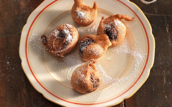 Bierteig, Staubzucker, Dörrzwetschke, Teller, Marzipan