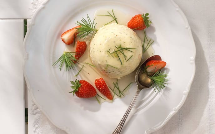 Eisparfait, Maiwipferlsirup, Erdbeeren, Löffel