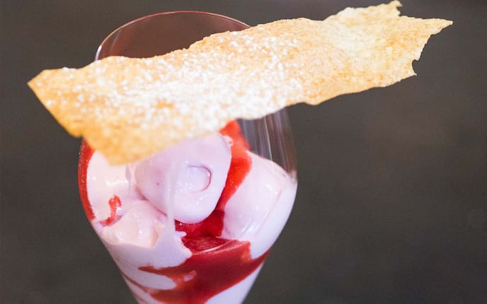 Erdbeer-Uhudler-Sorbet, Sektglas, Uhudlermarmelade