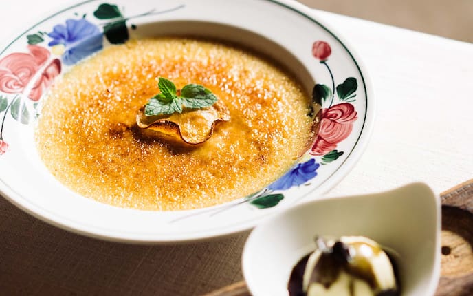 Karamellisierte Kürbiscreme mit Vanilleeis, Kürbiskernöl, Keramik, Wirtshaus-Rezept