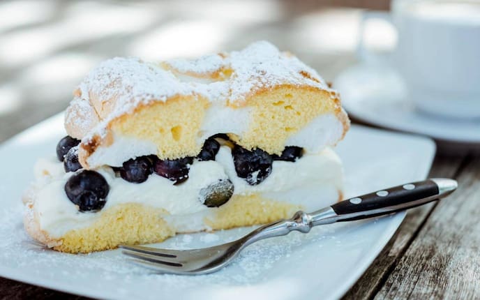 Kardinalschnitte, Heidelbeeren, Staubzucker, Nachspeise, Servus Rezept
