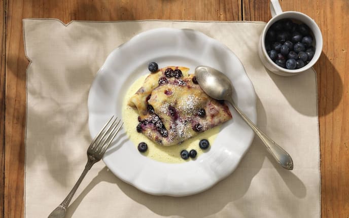 Heidelbeertascherl, Heidelbeeren, Honigmilch, Löffel, Gabel, Tasse