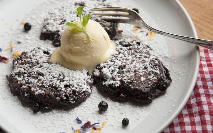 Moosbeernocken, Vanilleeis, Gabel, Moosbeeren, Schwarzbeeren, Staubzucker