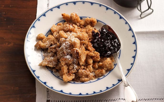 Riebel mit Holdermuas, Löffel, Holztisch, Rexglas, Puderzucker