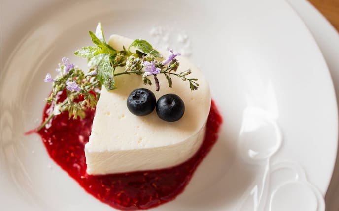 Terrine, Bauernjoghurt, Beeren, Heidelbeeren, Blümchen