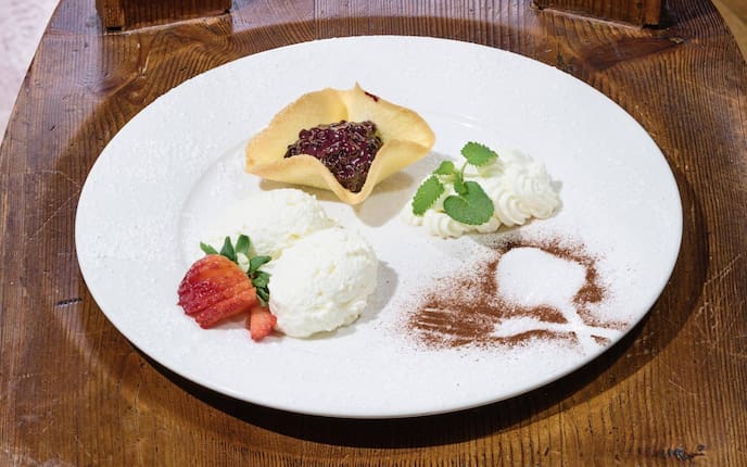 Topfennockerl, Erdbeeren, Hollerröster, Schlagobers, Minzblätter, Nachspeise, Servus Rezept