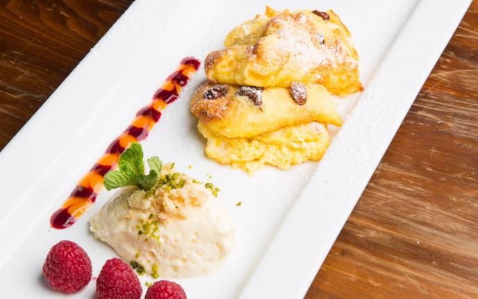 Topfenschmarrn, Holler, Zwetschken, Röster, Himbeeren, Minze, Staubzucker