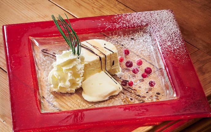 Zirbenparfait, Wirtshaus-Rezept, Staubzucker, Holztisch, Schlagobers, Beeren, Zirbensirup