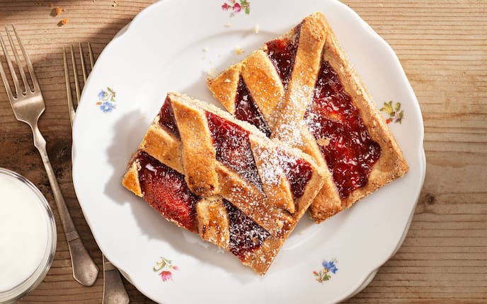 Grammelgitterkuchen, Kuchen, Blechkuchen, Gabel, Teller, Staubzucker, Grammeln, Ribiselmarmelade, Nachspeise, Servus Rezept