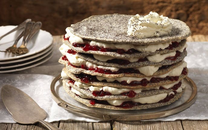 Mohntorte, Schlagobers, Schlagsahne, Preiselbeermarmelade, Torte, Nachspeise, Servus Rezept