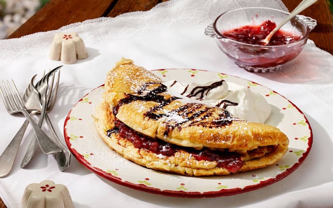 Tuchentzipf Edelweiss, Nachspeise, Schlagobers, Preiselbeermarmelade, Servus Rezept