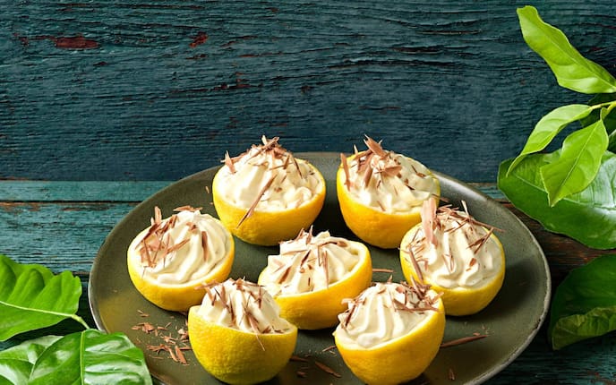 Zitronen, Zitronenmousse, Servierteller, Zitronenblätter, Nachspeise, Servus Rezept
