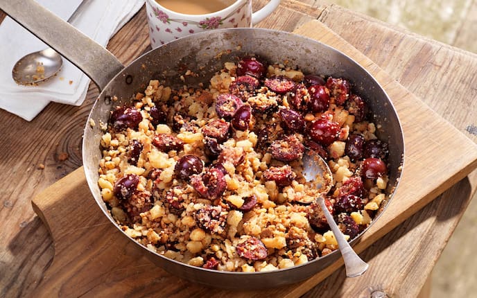 Kirschen, Pfanne, Löffel, Maus, Holzbrett, Kaffee