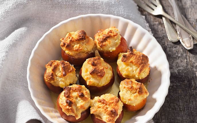 Ofen-Mispeln mit Marzipan (Bild: Eisenhut & Mayer)