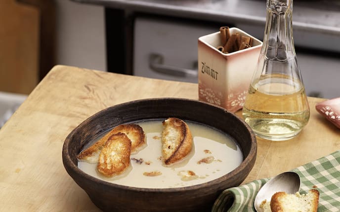 Pannonische Weinsuppe, Suppe, geröstete Weißbrotscheiben, Schüssel, Weinkaraffe, Suppenlöffel, Zimtstangen, Vorspeise, vegetarisch, Suppe, Servus Rezept, Omas Kochbuch